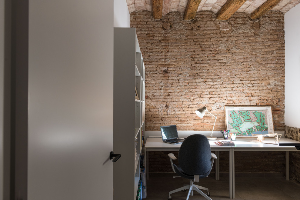 Foto di un grande ufficio moderno con pareti bianche, pavimento con piastrelle in ceramica, scrivania autoportante, pavimento grigio, travi a vista e pareti in mattoni