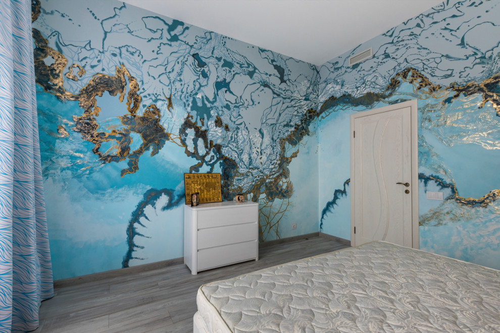 Пример оригинального дизайна: хозяйская спальня среднего размера в современном стиле с синими стенами, полом из ламината, коричневым полом, любым потолком, любой отделкой стен и акцентной стеной