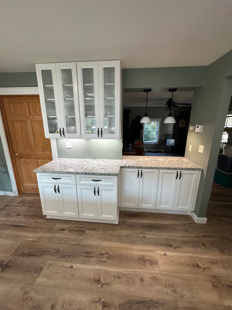 A brand new kitchen with USCD cabinetry, beautiful granite countertops and Cali 