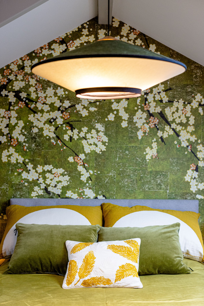 Imagen de dormitorio principal moderno de tamaño medio sin chimenea con paredes verdes, suelo de madera clara, suelo beige y papel pintado