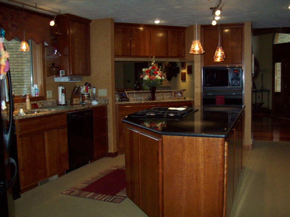 Kitchen - transitional kitchen idea in Columbus
