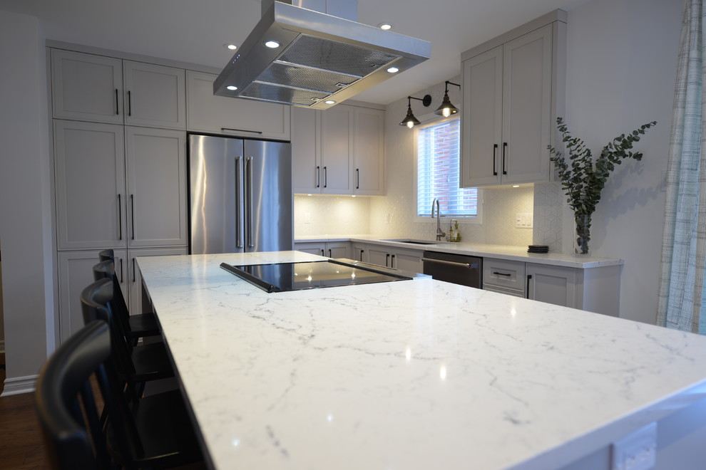 The Cosmopolitan Contemporary Kitchen Montreal by Galileo Construction Inc.