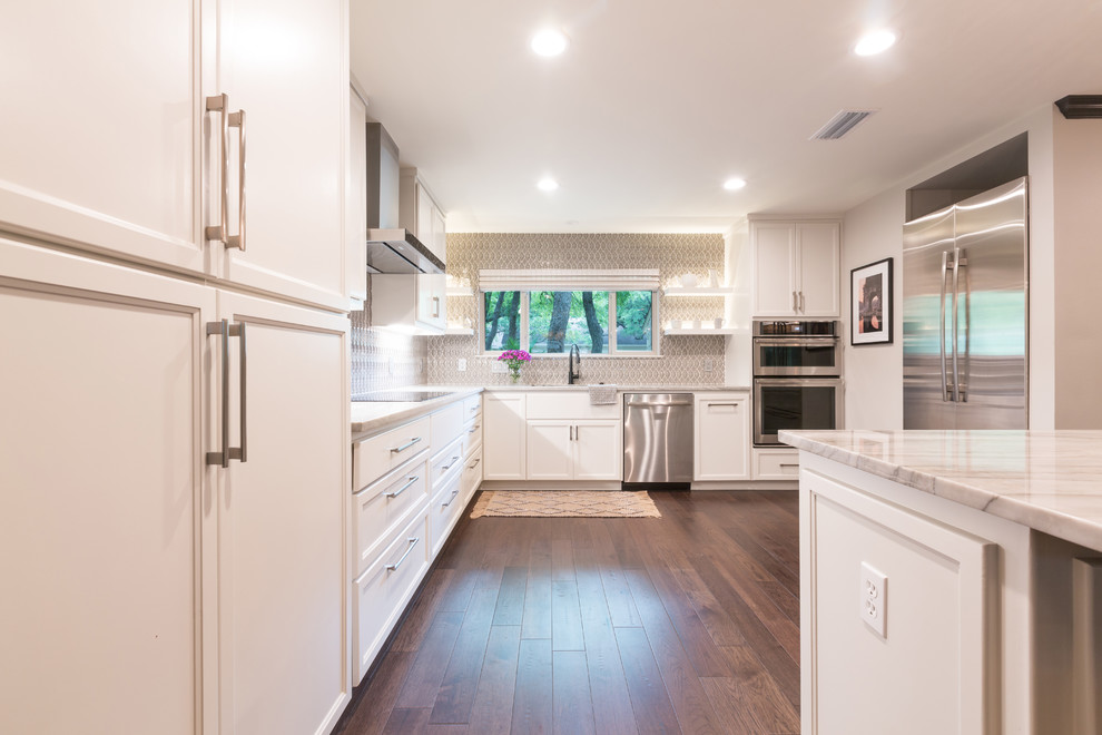 Kitchen - transitional kitchen idea in Austin