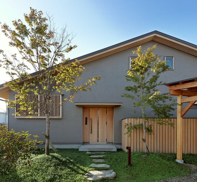 IT HOUSE 　－ 大屋根の家 － moderno-porche