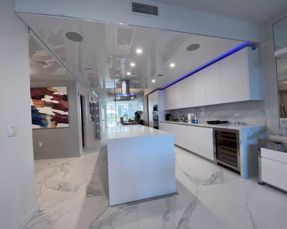 Immagine di una cucina contemporanea di medie dimensioni con ante lisce, ante bianche, top in marmo, paraspruzzi bianco, pavimento in marmo, pavimento bianco, top bianco e soffitto in carta da parati