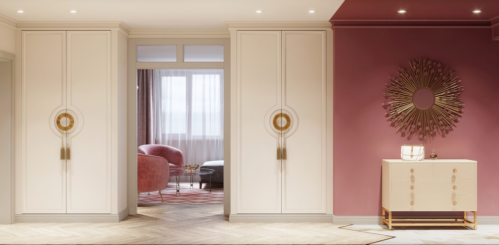 Ispirazione per un piccolo ingresso o corridoio tradizionale con pareti beige, parquet chiaro e pavimento beige