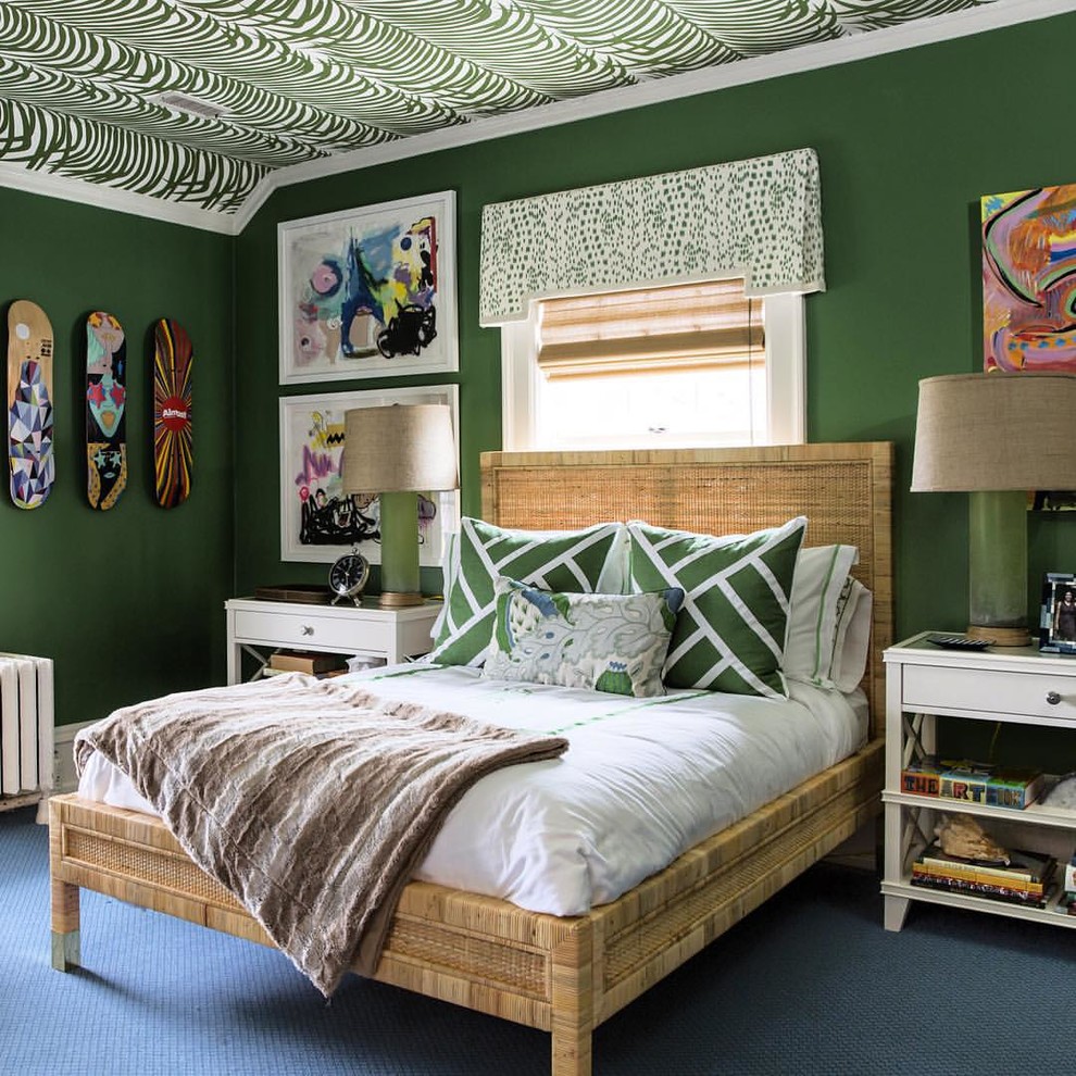 Inspiration pour une chambre avec moquette ethnique avec un mur vert.