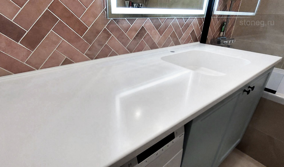 Idee per una lavanderia multiuso minimal di medie dimensioni con lavello integrato, top in superficie solida, pareti marroni, pavimento grigio e top bianco