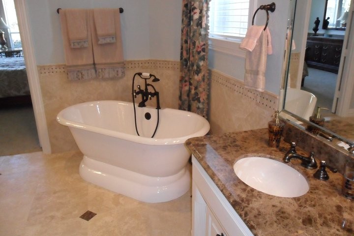 Inspiration for a mid-sized contemporary bathroom in Dallas.