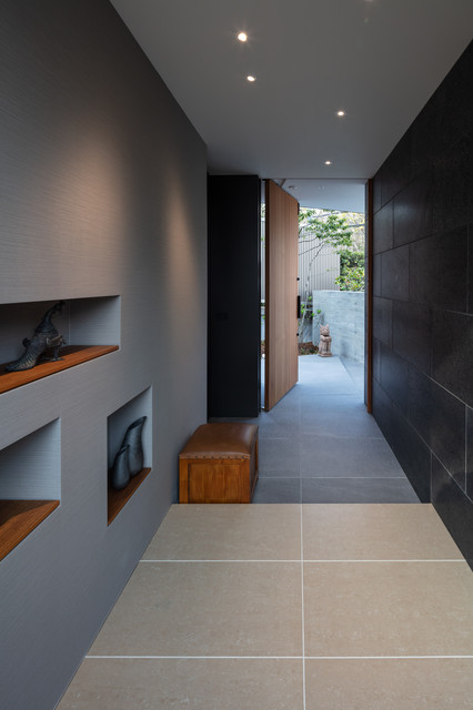六麓荘の家 moderno-ingresso