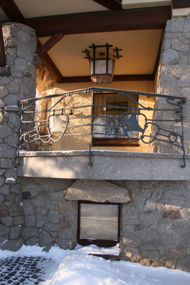 House in front of national park                       (Дом напротив заповедника)