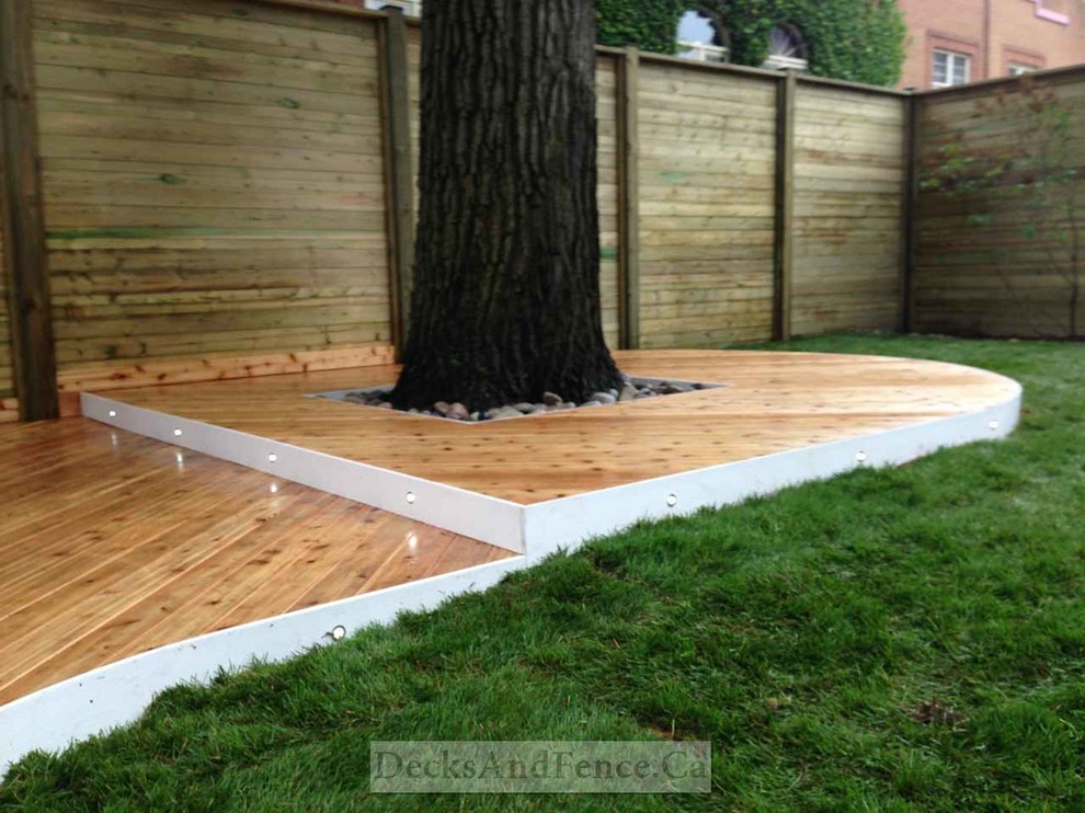 Horizontal fence, pergola and wrap around deck Minimalistisch