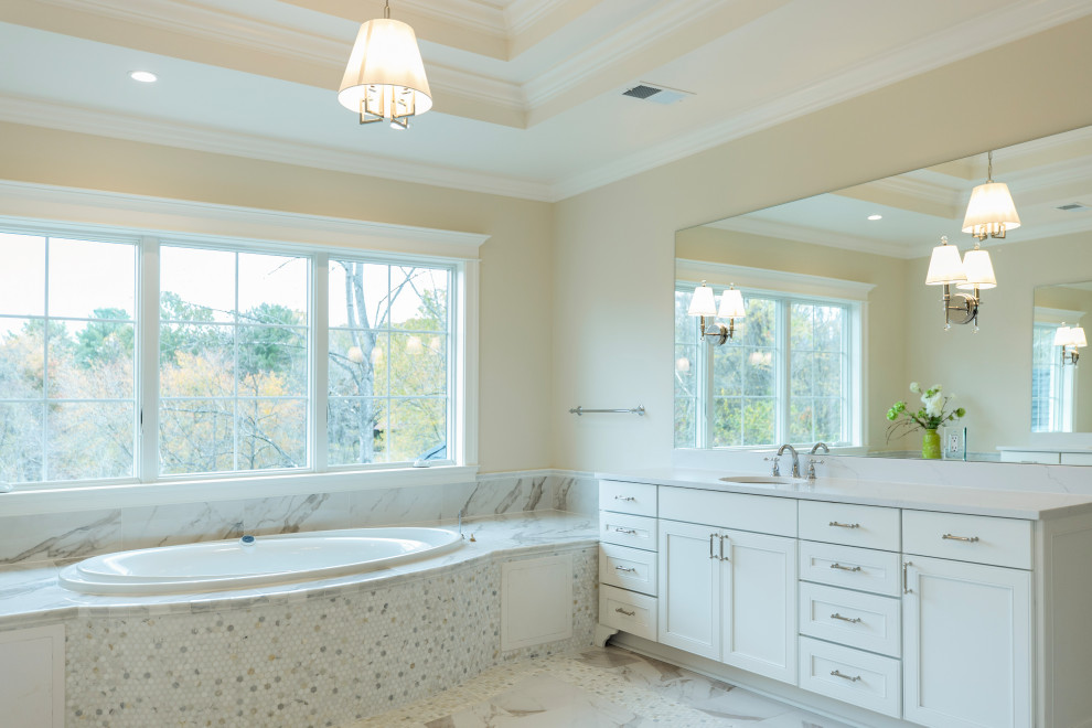 Inspiration för mycket stora moderna vitt en-suite badrum, med luckor med profilerade fronter, vita skåp, en jacuzzi, en öppen dusch, vita väggar, marmorgolv, marmorbänkskiva, beiget golv och med dusch som är öppen