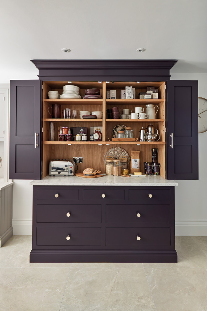 Imagen de cocina contemporánea de tamaño medio con armarios estilo shaker, puertas de armario violetas, encimera de cuarcita, salpicadero blanco, electrodomésticos de acero inoxidable, una isla, suelo beige y encimeras blancas