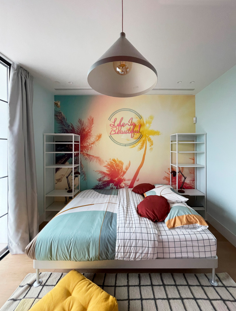 Inspiration för ett mellanstort tropiskt könsneutralt tonårsrum kombinerat med sovrum, med blå väggar, mellanmörkt trägolv och brunt golv