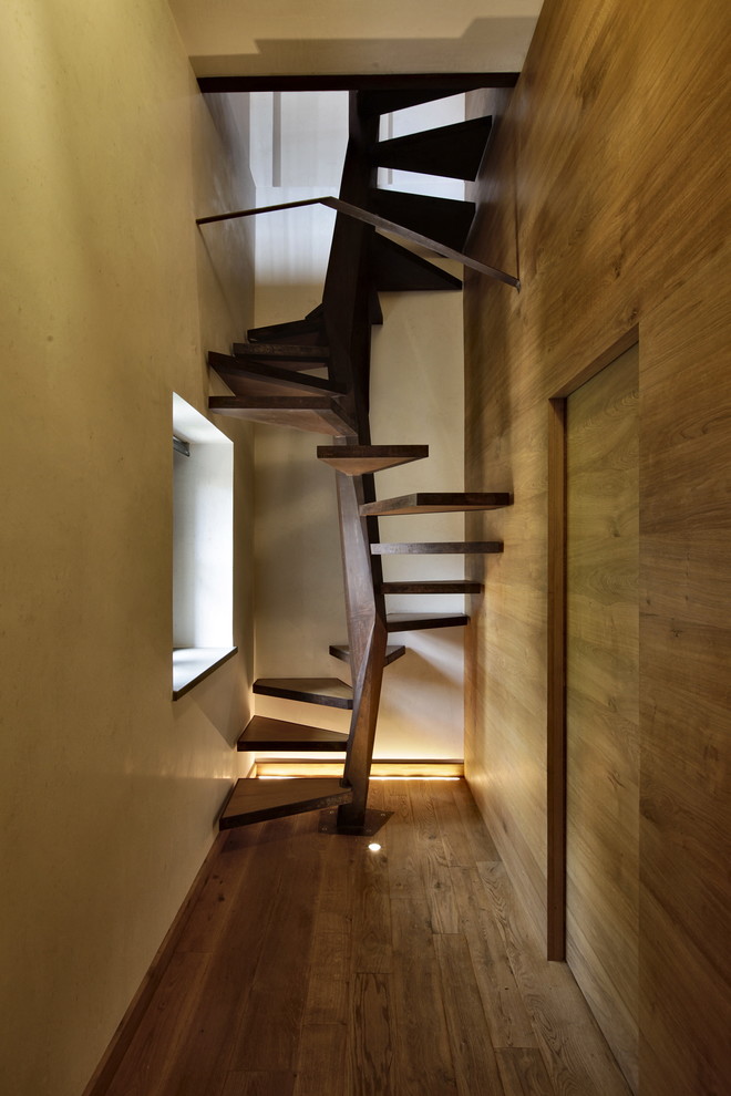 Small eclectic wood spiral staircase in Venice with open risers.