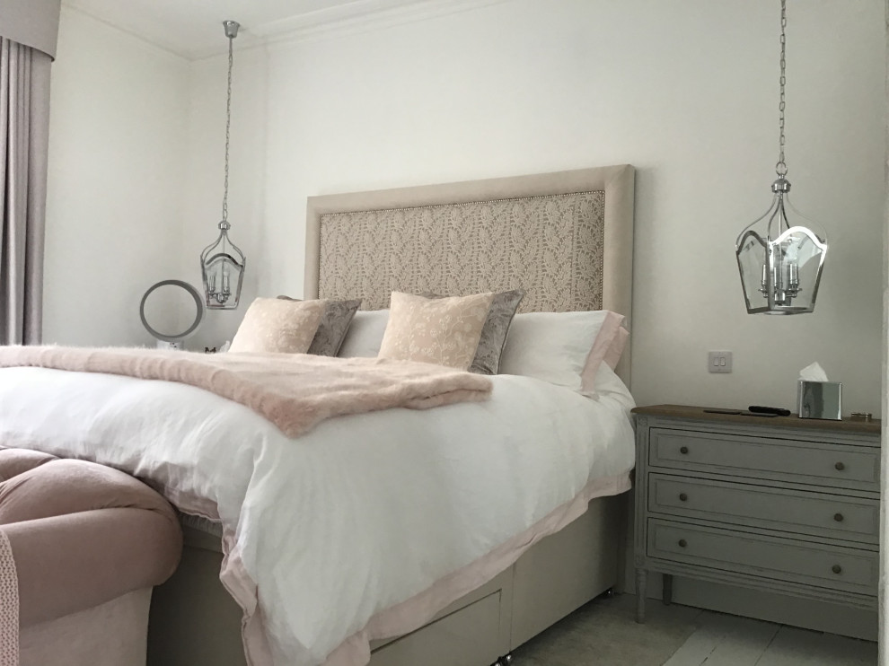 Foto de dormitorio principal contemporáneo de tamaño medio con paredes blancas, suelo de madera clara y suelo blanco
