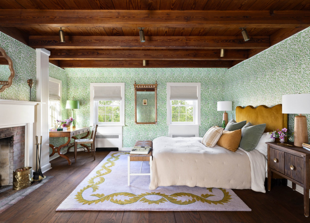 На фото: большая гостевая спальня (комната для гостей) в стиле кантри с зелеными стенами, темным паркетным полом, стандартным камином, фасадом камина из кирпича, деревянным потолком и обоями на стенах с