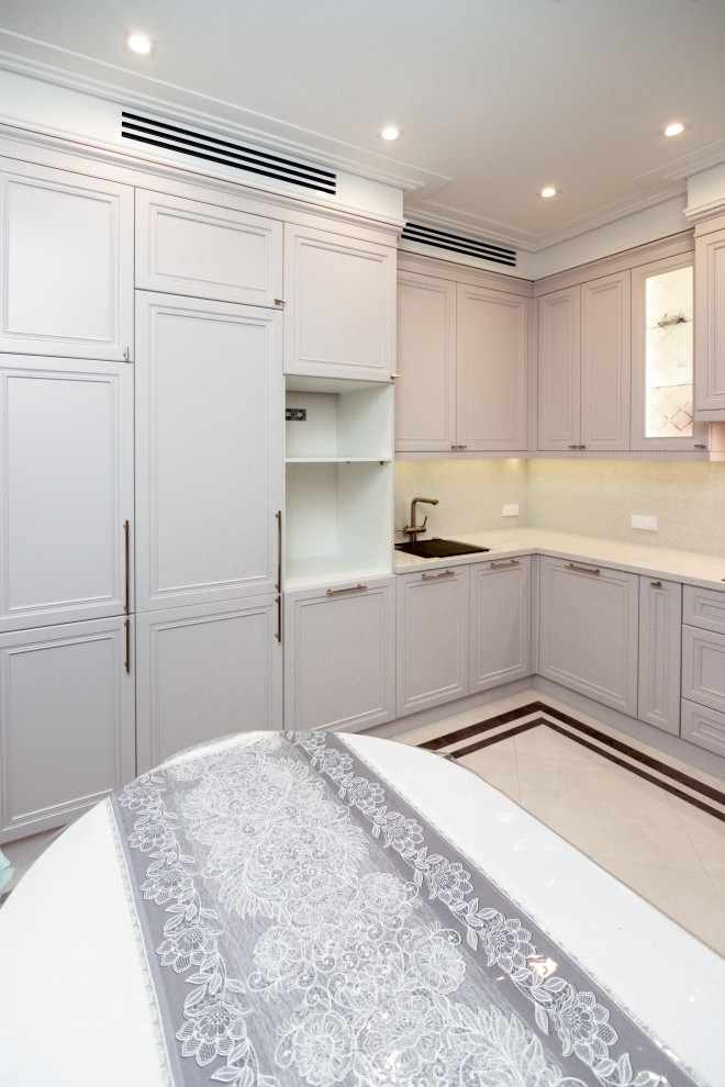 Нежно-серая кухня в неоклассическом стиле