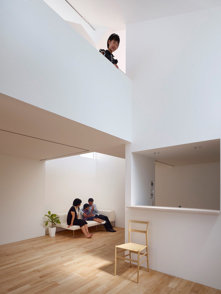 Inspiration for a modern living room in Kobe with white walls.