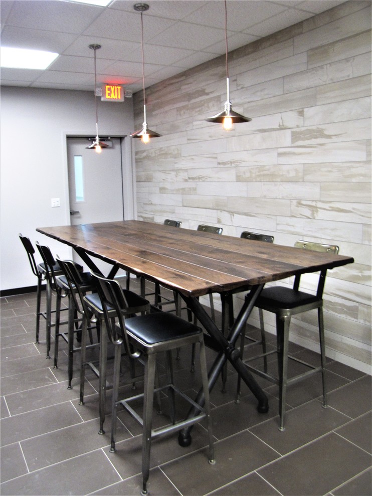 Kitchen - mid-sized kitchen idea in Chicago