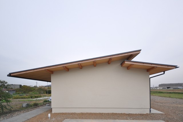 深い軒のある家 Otras Zonas De Framework設計事務所