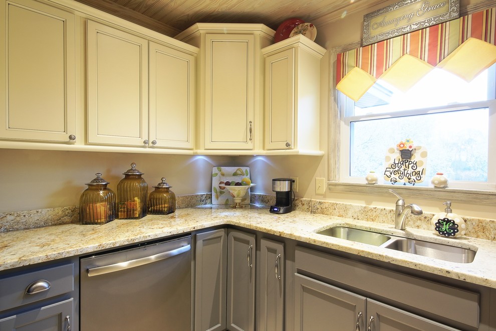 Kitchen - transitional kitchen idea