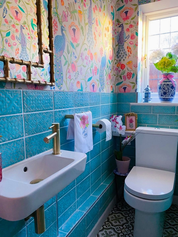 Esempio di un piccolo bagno di servizio minimalista con piastrelle verdi, piastrelle in gres porcellanato, pareti multicolore e pavimento in gres porcellanato