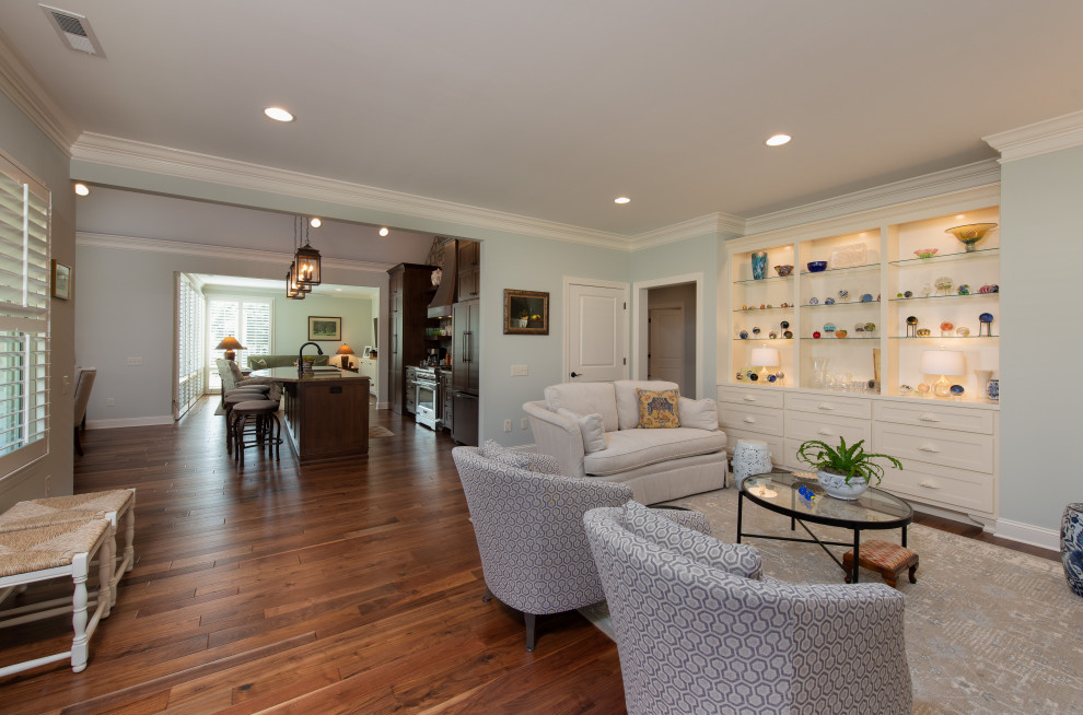 Inspiration for a mid-sized transitional home design remodel