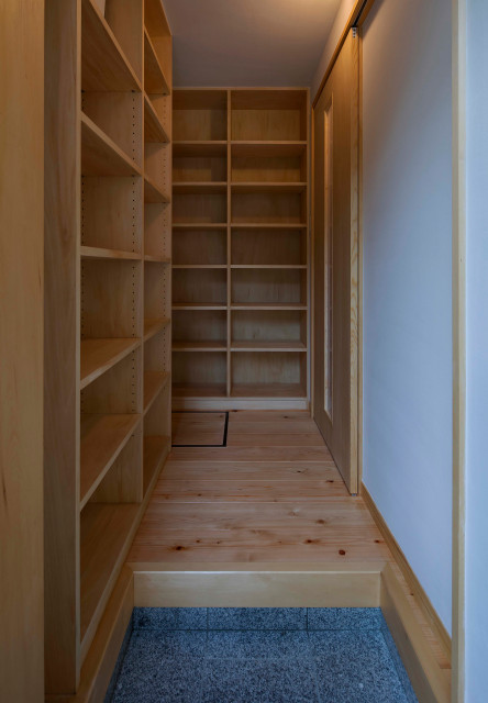 勝手口の収納 食品庫兼用 Traditional Entry Other By M K建築事務所有限会社 Houzz