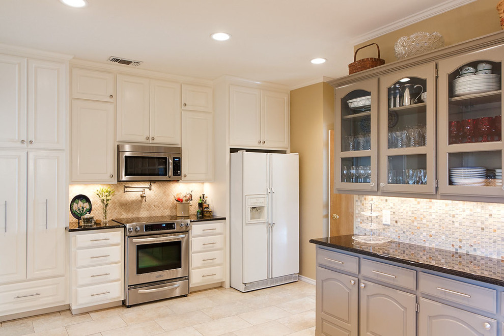 Photo of a traditional kitchen in Dallas with stainless steel appliances.