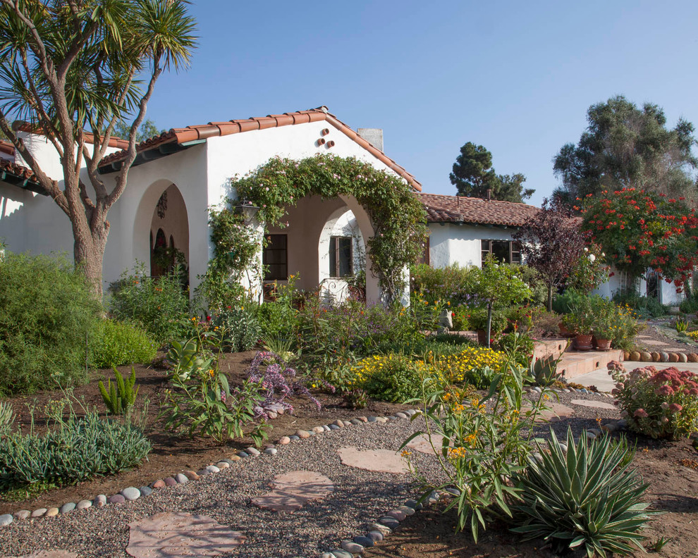 Photo of a large mediterranean front yard full sun garden in San Diego with a garden path and gravel.