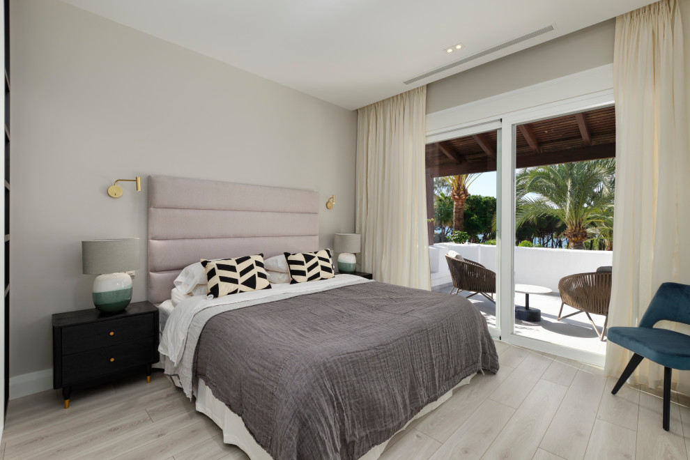 Diseño de dormitorio principal contemporáneo sin chimenea con paredes grises y suelo gris