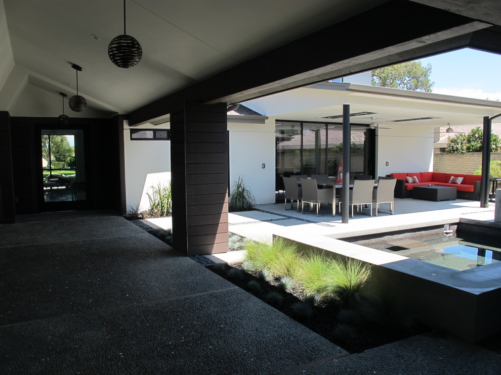 Design ideas for a midcentury patio in Orange County.