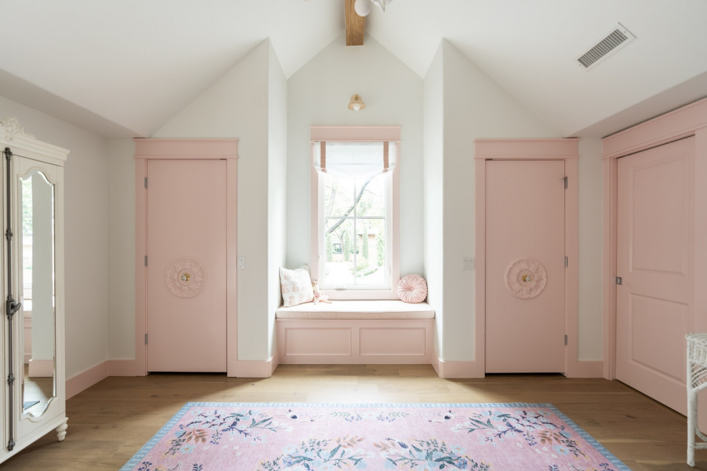 Diseño de dormitorio infantil de 4 a 10 años y abovedado tradicional grande con paredes blancas y suelo de madera clara