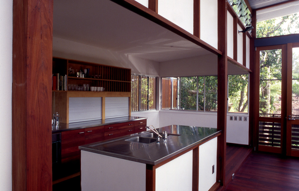 Country eat-in kitchen in Brisbane with with island.