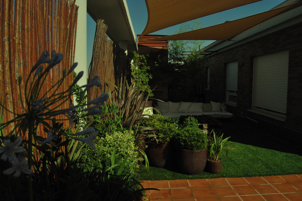 Imagen de terraza in azotea With jardín de macetas and toldo