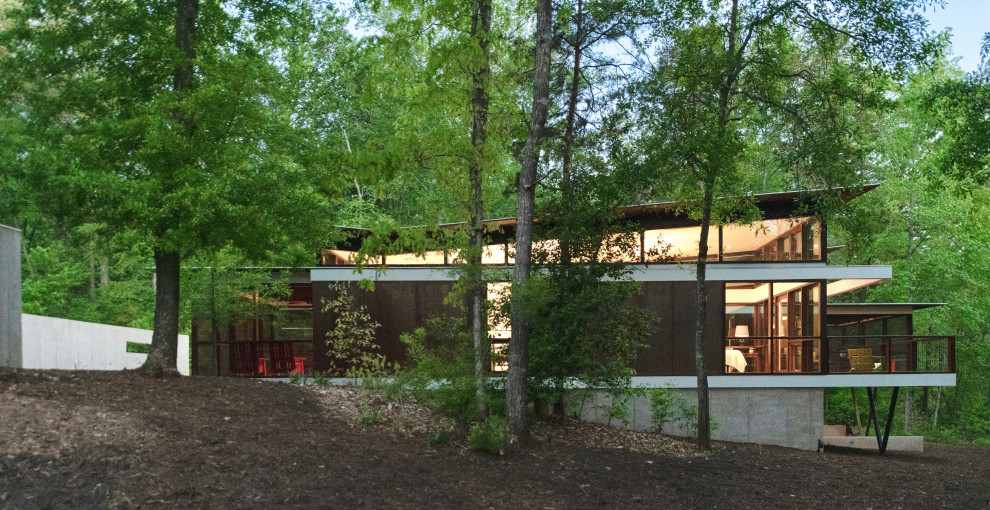 Mittelgroßes, Einstöckiges Modernes Einfamilienhaus mit Metallfassade, Schmetterlingsdach und weißem Dach in Atlanta