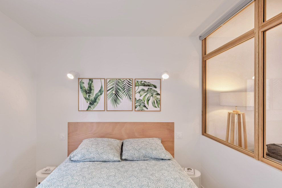 Идея дизайна: маленькая спальня в белых тонах с отделкой деревом в скандинавском стиле для на участке и в саду