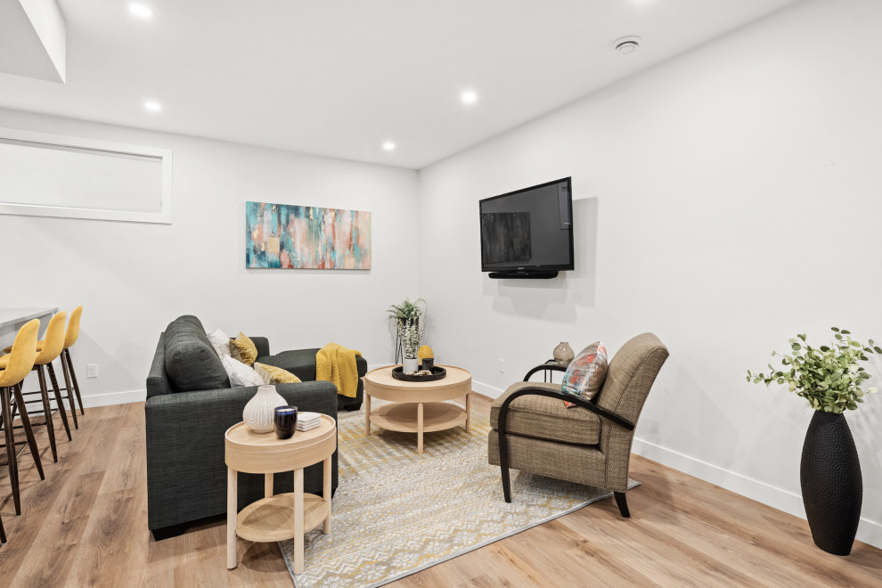 Idee per un piccolo soggiorno minimal aperto con angolo bar, pareti grigie, pavimento in vinile, TV a parete e pavimento marrone