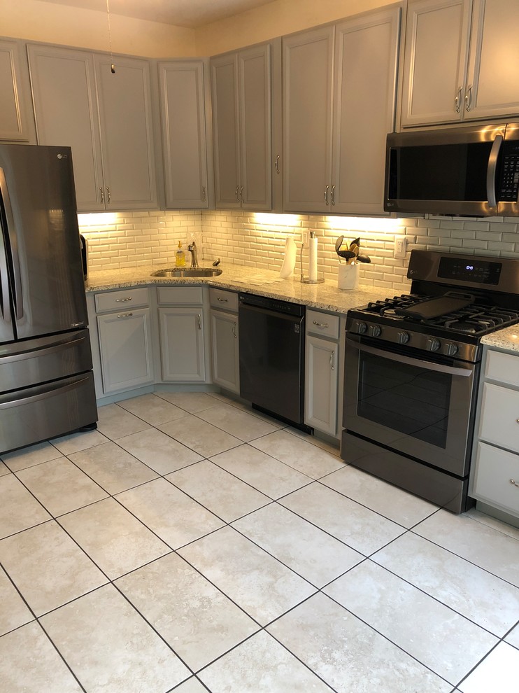 Mid-sized transitional kitchen photo in New York