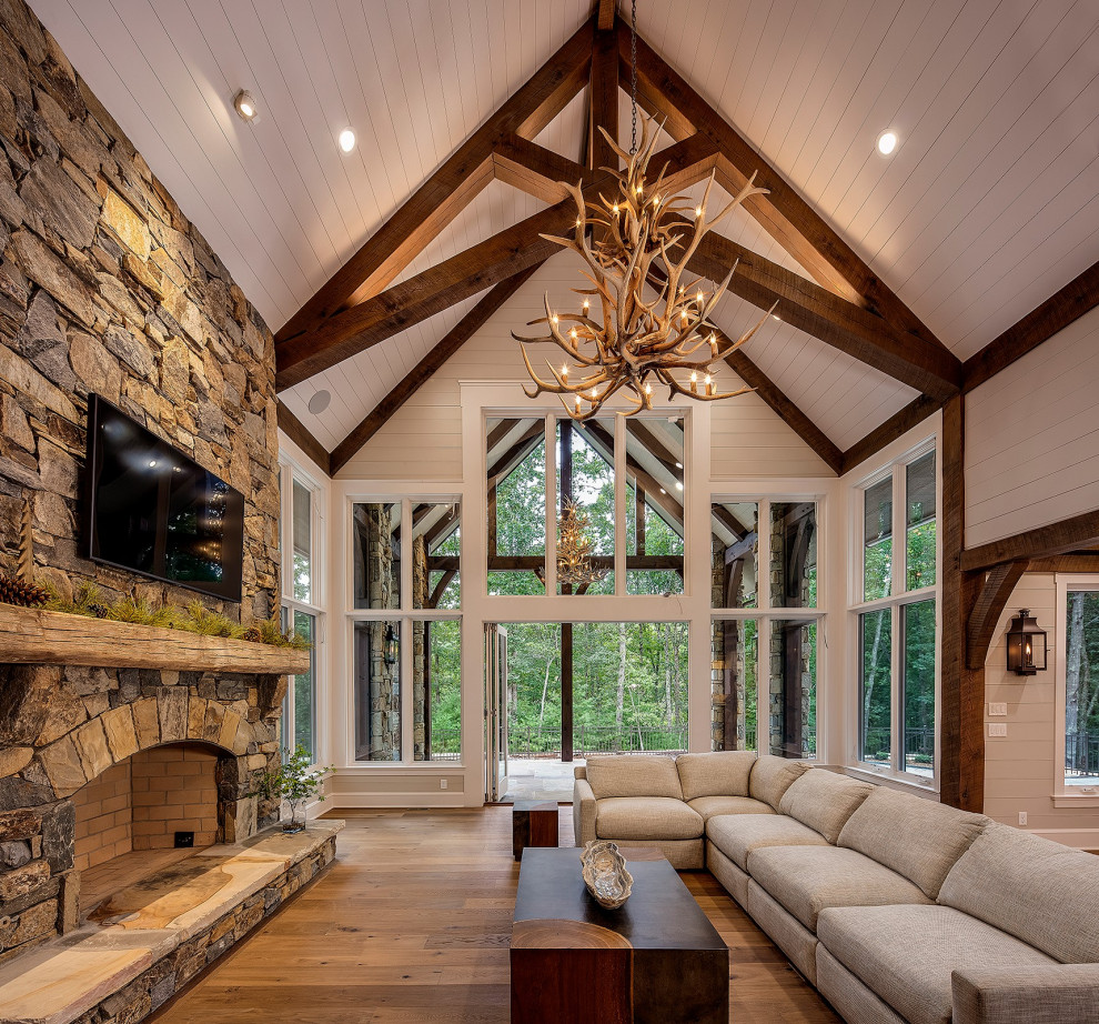 Exemple d'une grande salle de séjour montagne ouverte avec un plafond en lambris de bois et du lambris de bois.