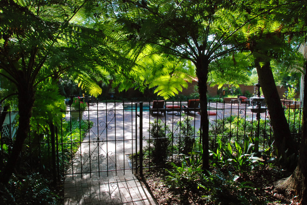 Large traditional garden in Orlando.