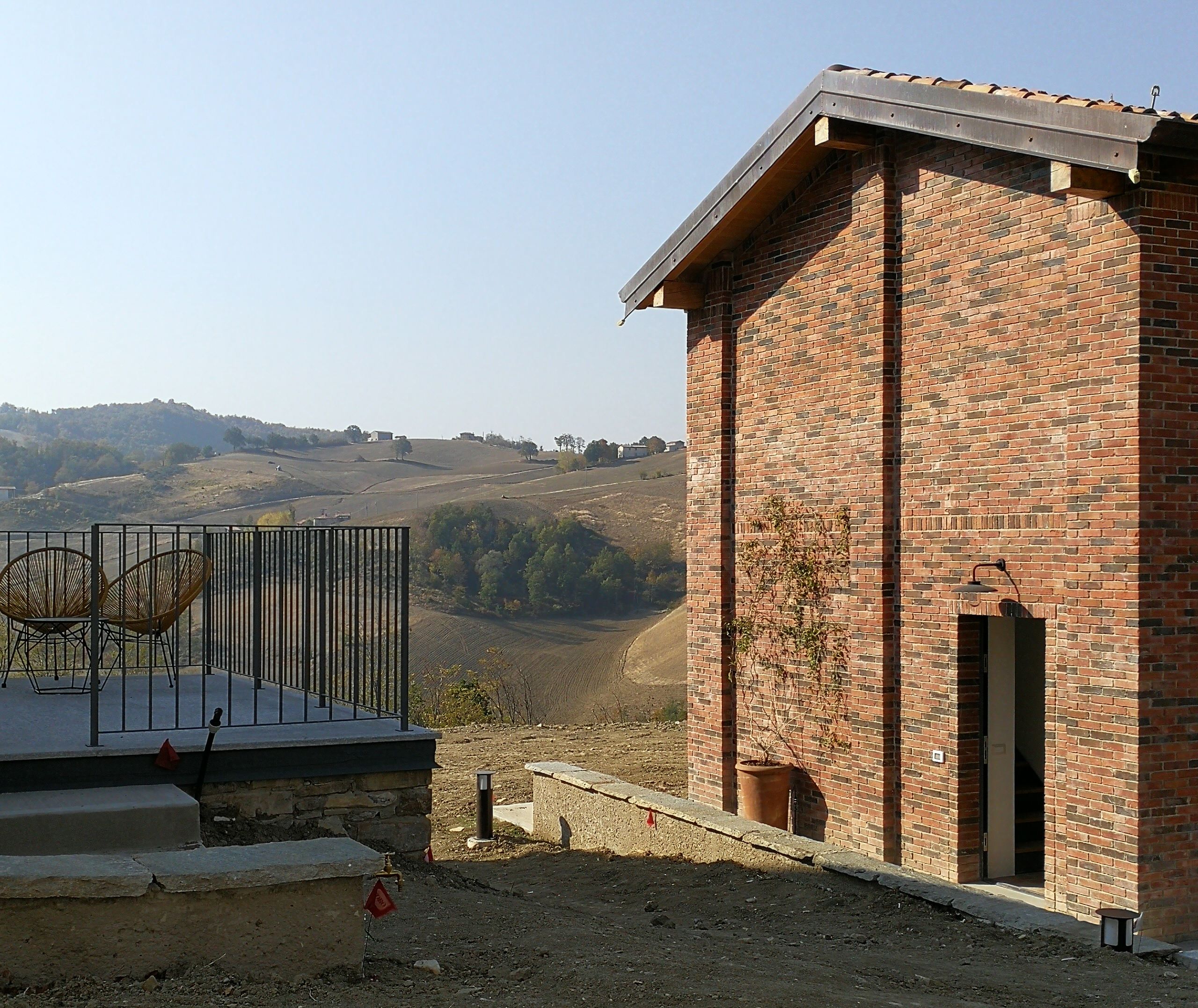 esterno, il mattone e la terra