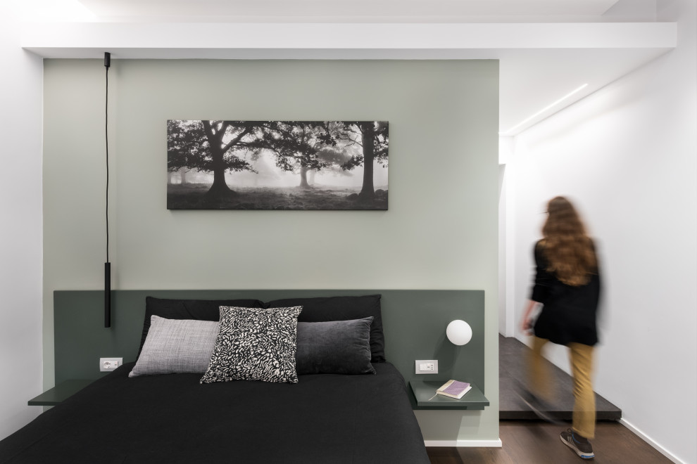 Foto de dormitorio principal contemporáneo pequeño con paredes verdes, suelo de madera oscura, suelo marrón y bandeja