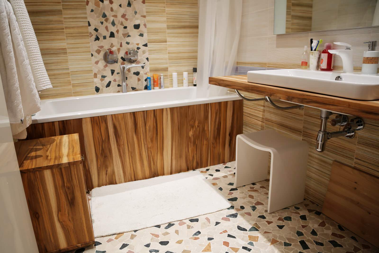 Столешница из дерева, полки и зеркало в небольшую ванную комнату