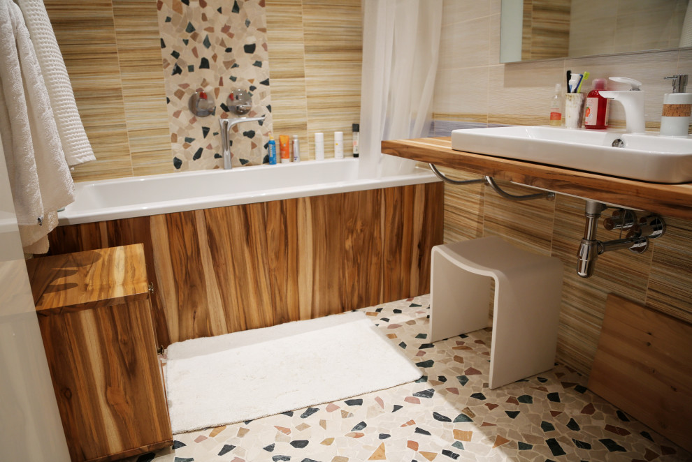 Столешница из дерева, полки и зеркало в небольшую ванную комнату