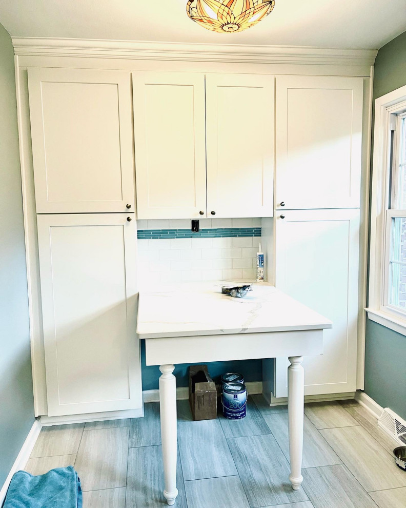 Shabby chic-inspirerad inredning av ett mellanstort flerfärgad flerfärgat kök, med en undermonterad diskho, skåp i shakerstil, grå skåp, bänkskiva i kvarts, vitt stänkskydd, stänkskydd i keramik, rostfria vitvaror, vinylgolv och grått golv