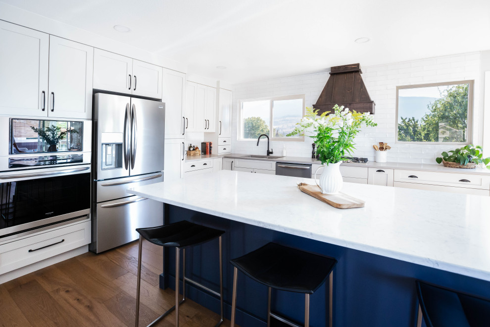 Example of a mid-sized transitional kitchen design