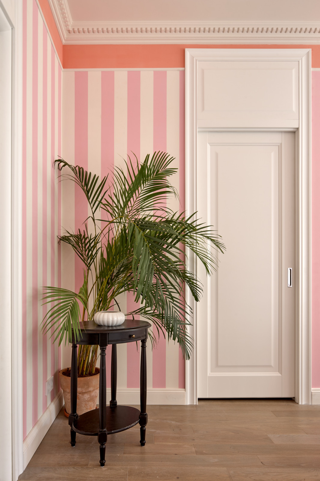 Столовая и кухня в розовую полоску